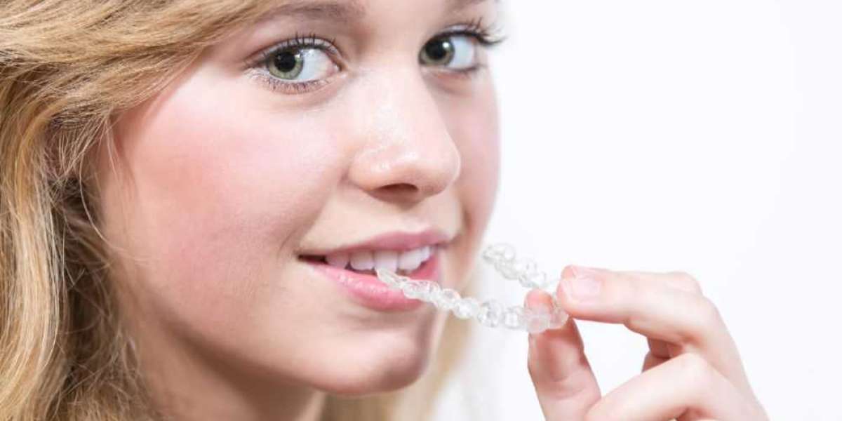 Choosing Between Invisalign and Traditional Braces: Finding the Right Fit